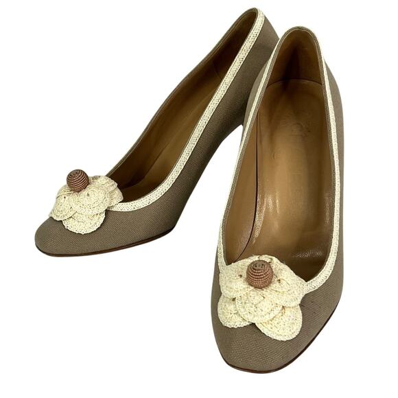 CHANEL Tan Cream Neutral Fabric Camellia Raffia Flower CC Logo Pump Heels - Picture 1 of 15